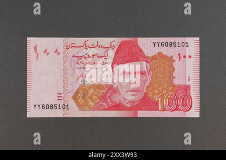 Pakistanische Banknote in der Farbe 100 Rupee Rot Vorderseite mit Quaid-e-Azam Muhammad Ali Jinnah Porträt Stockfoto