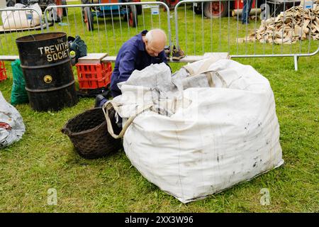 Enthusiasten beim Sortieren von Kohle bei der West of England Steam Engine Rally - John Gollop Stockfoto