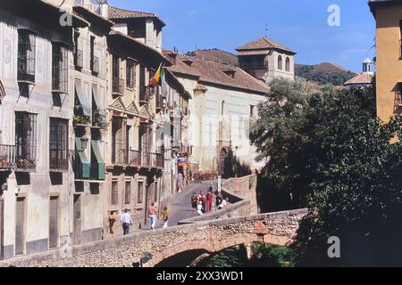 Die Espinosa-Brücke, Carrera del Darro, Kloster Santa Catalina de Zafra, Granada, Andalusien, Spanien Stockfoto