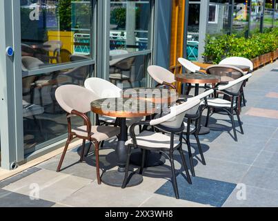 Tische und Stühle draußen in einem Sommercafé Stockfoto
