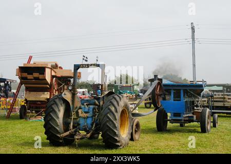 Oldtimer-Traktorriemen, der landwirtschaftliche Maschinen antreibt – John Gollop Stockfoto