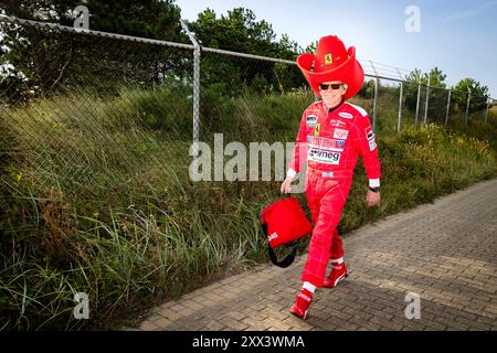 ZANDVOORT – Ferrari-Fans am Eingang des Rennsports von Zandvoort vor dem Formel 1-Grand-Prix der Niederlande. ANP RAMON VAN FLYMEN Stockfoto