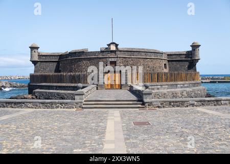 Weiter Blick auf das aus Stein erbaute Castillo de San Juan Bautista aus dem 17. Jahrhundert, mit Blick auf den Atlantik unter blauem Himmel, in Santa Cruz auf Teneriffa. Stockfoto