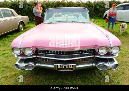 Vorderansicht einer pinkfarbenen Cadillac-Parade, der Pink Lady - John Gollop Stockfoto