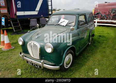 Klassischer Austin A35 Minibus auf dem Stithians Showground, Cornwall, Großbritannien - John Gollop Stockfoto