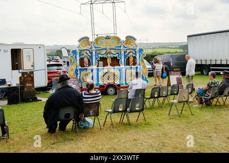 Die Öffentlichkeit hört eine Orgel auf dem Festgelände - John Gollop Stockfoto