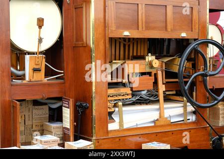 Die Rückseite einer Karussell-Pipe-Orgel zeigt das Layout der Lochkarten - John Gollop Stockfoto