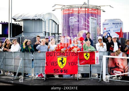 ZANDVOORT – Ferrari-Fans am Eingang des Rennsports von Zandvoort vor dem Formel 1-Grand-Prix der Niederlande. ANP RAMON VAN FLYMEN Stockfoto