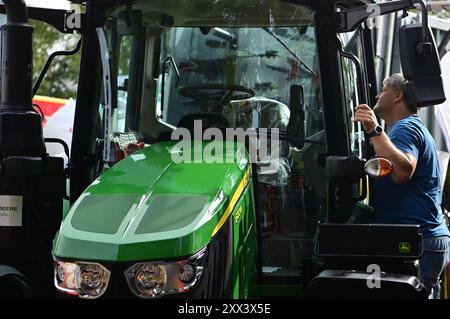 Budweis, Tschechische Republik. August 2024. Die internationale Landwirtschaftsausstellung Zeme zivitelka in Ceske Budejovice, Tschechische Republik, 22. August 2024. Abbildung des Traktors John Deere 6120M. Quelle: Vaclav Pancer/CTK Photo/Alamy Live News Stockfoto