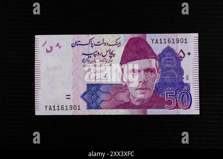 Pakistanische Banknote Mit 50 Rupien Lila Farbe Und Muhammad Ali Jinnah Porträt Stockfoto