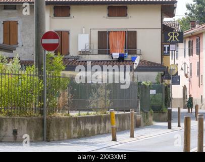 Haus in der Via Castagnete, wo ein möglicher Zeuge am Abend und zur Zeit des Verbrechens auf einer Terrasse neben der Straße des Mordes gesehen wurde. Stockfoto