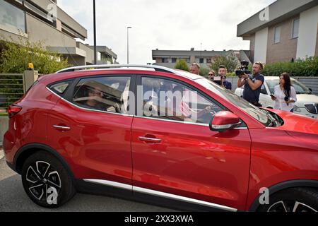 Tiziano Manzoni/LaPresse 22-08- 2024 Bergamo, Italia Cronaca Nera omicidio Sharon Verzeni Sergio Ruocco con i carabinieri sopraluogo all'abitazione della coppiaNella foto Sergio Ruocco arriva im Auto Credit: LaPresse/Alamy Live News Stockfoto