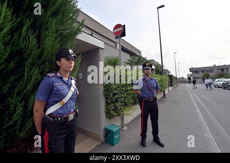 Tiziano Manzoni/LaPresse 22-08- 2024 Bergamo, Italia Cronaca Nera omicidio Sharon Verzeni Sergio Ruocco con i carabinieri sopraluogo all'abitazione della coppiaNella Foto controllo dei carabinieri davanti all'abitazione Credit: LaPresse/Alamy Live News Stockfoto