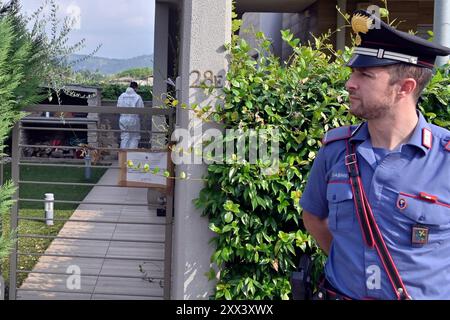 Tiziano Manzoni/LaPresse 22-08- 2024 Bergamo, Italia Cronaca Nera omicidio Sharon Verzeni Sergio Ruocco con i carabinieri sopraluogo all'abitazione della coppiaNella Foto controllo dei carabinieri davanti all'abitazione Credit: LaPresse/Alamy Live News Stockfoto