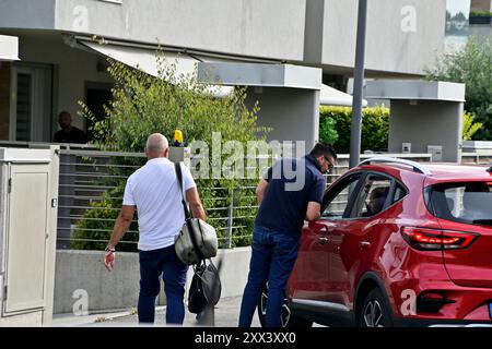 Tiziano Manzoni/LaPresse 22-08- 2024 Bergamo, Italia Cronaca Nera omicidio Sharon Verzeni Sergio Ruocco con i carabinieri sopraluogo all'abitazione della coppiaNella foto Sergio Ruocco arriva im Auto Credit: LaPresse/Alamy Live News Stockfoto