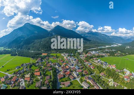 Aus der Vogelperspektive ins Lechtal rund um das kleine Dorf Stanzach bei Reutte in Tirol Stockfoto