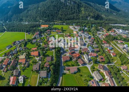 Aus der Vogelperspektive ins Lechtal rund um das kleine Dorf Stanzach bei Reutte in Tirol Stockfoto