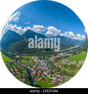 Aus der Vogelperspektive ins Lechtal rund um das kleine Dorf Stanzach bei Reutte in Tirol Stockfoto