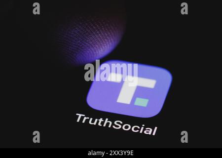 Berlin, Deutschland. August 2024. Die TruthSocial App zeichnet auch auf dem Display eines Smartphones auf. Berlin, 22. August 2024. Quelle: dpa/Alamy Live News Stockfoto