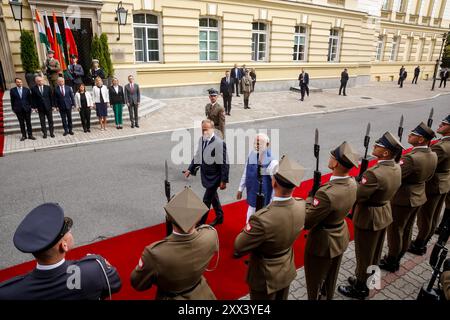 Warschau, Polen. August 2024. Der polnische Premierminister Donald Tusk begrüßt den indischen Premierminister Narendra Modi zu bilateralen Gesprächen im polnischen Kanzleramt in der Ujazdowska-Straße in Warschau. Die Staats- und Regierungschefs erörtern das Thema Sicherheit und Wirtschaft. Quelle: SOPA Images Limited/Alamy Live News Stockfoto