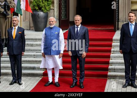 Warschau, Polen. August 2024. Der polnische Premierminister Donald Tusk begrüßt den indischen Premierminister Narendra Modi zu bilateralen Gesprächen im polnischen Kanzleramt in der Ujazdowska-Straße in Warschau. Die Staats- und Regierungschefs erörtern das Thema Sicherheit und Wirtschaft. Quelle: SOPA Images Limited/Alamy Live News Stockfoto