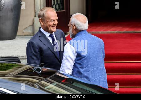 Warschau, Polen. August 2024. Der polnische Premierminister Donald Tusk begrüßt den indischen Premierminister Narendra Modi zu bilateralen Gesprächen im polnischen Kanzleramt in der Ujazdowska-Straße in Warschau. Die Staats- und Regierungschefs erörtern das Thema Sicherheit und Wirtschaft. Quelle: SOPA Images Limited/Alamy Live News Stockfoto