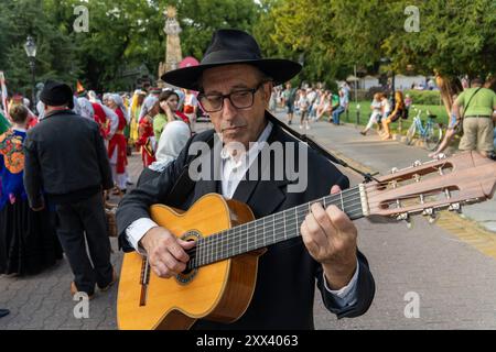 Subotica, Serbien. August 2024. Ein Gitarrist aus Portugal tritt am 21. August 2024 in Subotica, Serbien auf. Das jährliche Interetno Festival begann am Mittwoch in Subotica, einer nordserbischen Stadt, mit Auftritten aus Lateinamerika und Europa und mit verschiedenen musikalischen und tänzerischen Traditionen. Quelle: Nemanja Cabric/Xinhua/Alamy Live News Stockfoto