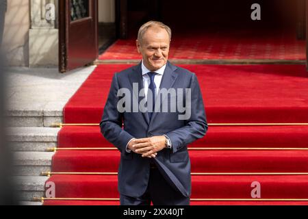 Warschau, Polen - 22. August 2024 wartet der polnische Premierminister Donald Tusk auf die Ankunft des indischen Premierministers Narendra Modi im Kanzleramt des Premierministers in der Ujazdowskie Avenue in Warschau. Am 21. August 2024 begrüßte der polnische Premierminister Donald Tusk in Warschau offiziell den indischen Premierminister Narendra Modi im Kanzleramt des Premierministers (KPRM). Die feierliche Begrüßung unterstreicht einen wichtigen Moment bei der Stärkung der diplomatischen Beziehungen zwischen Polen und Indien, wobei der Schwerpunkt auf einer verstärkten Zusammenarbeit in den Bereichen Handel, Technologie und regionale Stabilität liegt. Quelle: SOPA Images Limited/Alamy Live News Stockfoto