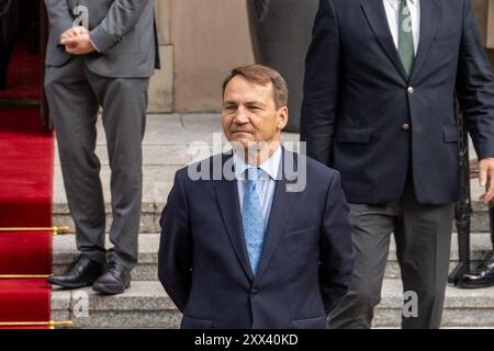 Warschau, Polen - 22. August 2024 nimmt der polnische Außenminister Radoslaw Sikorski an den bilateralen Gesprächen zwischen dem indischen Premierminister Narendra Modi und dem polnischen Premierminister Donald Tusk im polnischen Kanzleramt in der Ujazdowska-Straße in Warschau Teil. Am 21. August 2024 begrüßte der polnische Premierminister Donald Tusk in Warschau offiziell den indischen Premierminister Narendra Modi im Kanzleramt des Premierministers (KPRM). Quelle: SOPA Images Limited/Alamy Live News Stockfoto