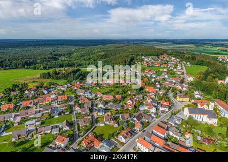 Blick auf das Dorf Straßberg bei Bobingen im Naturpark Westwälder in Schwaben Stockfoto