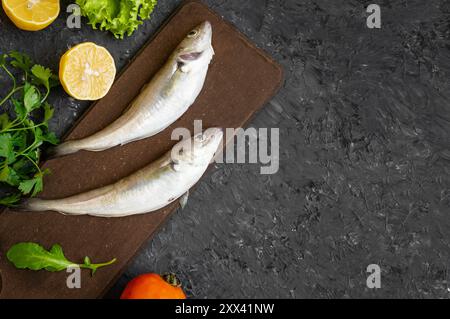 Frische, ungekochte Schellfische auf rustikalem Hintergrund, Konzept für rohen Wittling Stockfoto