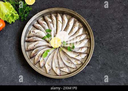 Frische, ungekochte Schellfische auf rustikalem Hintergrund, Konzept für rohen Wittling Stockfoto