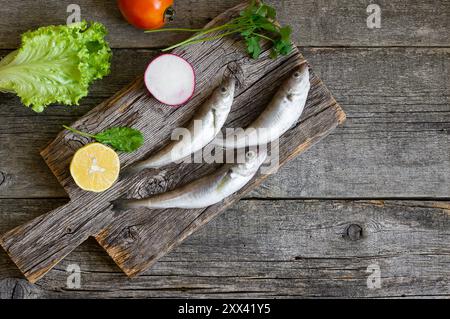 Frische, ungekochte Schellfische auf rustikalem Hintergrund, Konzept für rohen Wittling Stockfoto