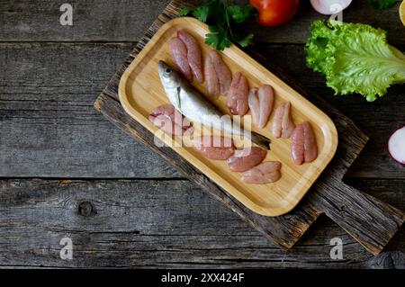 Ungekochter Schellfisch-Kaviar mit frischem Schellfisch auf hölzernem Hintergrund Stockfoto