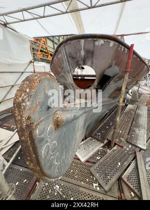 Stralsund, Deutschland. August 2024. Das Segelschiff Greif befindet sich in der Schiffbauhalle auf dem Gelände des Gewerbe- und Gewerbeparks Volkswerft Maritime. Quelle: Stefan sauer/dpa/Alamy Live News Stockfoto