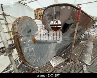 Stralsund, Deutschland. August 2024. Das Segelschiff Greif befindet sich in der Schiffbauhalle auf dem Gelände des Gewerbe- und Gewerbeparks Volkswerft Maritime. Quelle: Stefan sauer/dpa/Alamy Live News Stockfoto