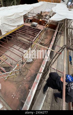 Stralsund, Deutschland. August 2024. Das Segelschiff Greif befindet sich in der Schiffbauhalle auf dem Gelände des Gewerbe- und Gewerbeparks Volkswerft Maritime. Quelle: Stefan sauer/dpa/Alamy Live News Stockfoto