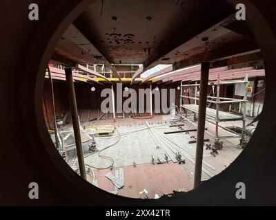 Stralsund, Deutschland. August 2024. Das Segelschiff Greif befindet sich in der Schiffbauhalle auf dem Gelände des Gewerbe- und Gewerbeparks Volkswerft Maritime. Quelle: Stefan sauer/dpa/Alamy Live News Stockfoto