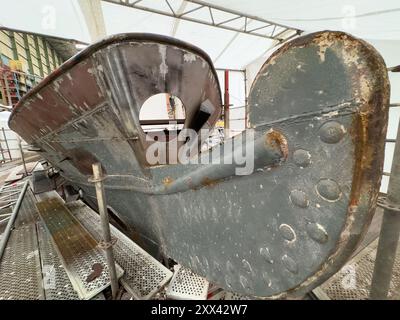 Stralsund, Deutschland. August 2024. Das Segelschiff Greif befindet sich in der Schiffbauhalle auf dem Gelände des Gewerbe- und Gewerbeparks Volkswerft Maritime. Quelle: Stefan sauer/dpa/Alamy Live News Stockfoto