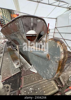 Stralsund, Deutschland. August 2024. Das Segelschiff Greif befindet sich in der Schiffbauhalle auf dem Gelände des Gewerbe- und Gewerbeparks Volkswerft Maritime. Quelle: Stefan sauer/dpa/Alamy Live News Stockfoto