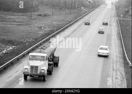 Aktuell 49-5-1970: Tiertodfalle. Mosseveien wurde zur Blutstraße im Volksmund. Die Autofahrer seufzten erleichtert, als eine neue Autobahn die alten engen Kurven entlastete. Aber dann begannen die Unfallberichte zu kommen Foto: Sverre A. Børretzen / aktuell / N TB ***Foto ist nicht bildverarbeitet*** dieser Bildtext wird automatisch übersetzt Stockfoto