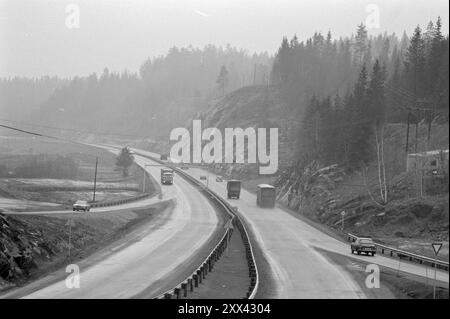 Aktuell 49-5-1970: Tiertodfalle. Mosseveien wurde zur Blutstraße im Volksmund. Die Autofahrer seufzten erleichtert, als eine neue Autobahn die alten engen Kurven entlastete. Aber dann begannen die Unfallberichte zu kommen Foto: Sverre A. Børretzen / aktuell / N TB ***Foto ist nicht bildverarbeitet*** dieser Bildtext wird automatisch übersetzt Stockfoto