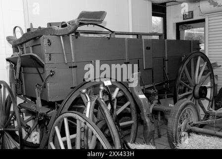 Ausstellung alter Wagen im Glore Psychiatric Museum, St. Joseph, Missouri, USA. Stockfoto