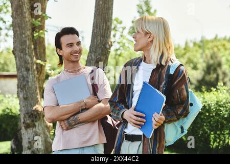 Zwei junge Freunde, lässig gekleidet, laufen und unterhalten sich an einem sonnigen Tag in einem Park. Stockfoto