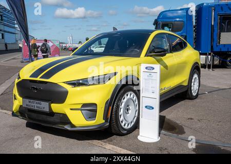 British Motor Show 2024, in Farnborough, Hampshire, England, Vereinigtes Königreich vom 15. bis 18. August 2024. Tag 2 der jährlichen Veranstaltung im Farnborough International Exhibition Centre. Ein neuer Ford Mustang Mach E Rally-Wagen wird ausgestellt. Stockfoto