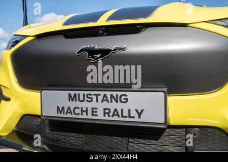 British Motor Show 2024, in Farnborough, Hampshire, England, Vereinigtes Königreich vom 15. bis 18. August 2024. Tag 2 der jährlichen Veranstaltung im Farnborough International Exhibition Centre. Ein neuer Ford Mustang Mach E Rally-Wagen wird ausgestellt. Stockfoto