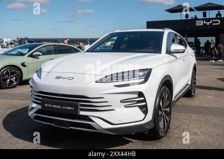 British Motor Show 2024, in Farnborough, Hampshire, England, Vereinigtes Königreich vom 15. bis 18. August 2024. Tag 2 der jährlichen Veranstaltung im Farnborough International Exhibition Centre. A BYD Seal U DM-i Stockfoto