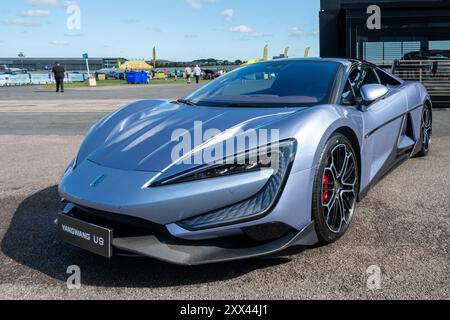 British Motor Show 2024, in Farnborough, Hampshire, England, Vereinigtes Königreich vom 15. bis 18. August 2024. Tag 2 der jährlichen Veranstaltung im Farnborough International Exhibition Centre. Ein BYD Yangwang U9 Elektroauto im Display. Stockfoto