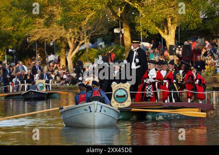 Bürgermeister aus den Cinque Ports führen die schwimmende Parade beim Hythe Venetian Fete. Dekorierte Wagen Parade entlang des Royal Military Canal in Hythe Kent, Großbritannien, 21. August 2024. Stockfoto