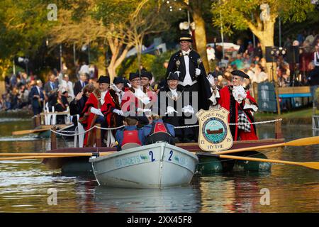 Bürgermeister aus den Cinque Ports führen die schwimmende Parade beim Hythe Venetian Fete. Dekorierte Wagen Parade entlang des Royal Military Canal in Hythe Kent, Großbritannien, 21. August 2024. Stockfoto